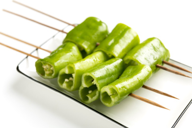 尖椒串烤辣椒摆放在桌面上特写