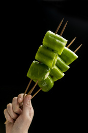 尖椒串烤辣椒摆放在桌面上特写