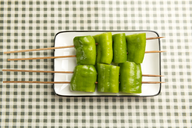 尖椒串烤辣椒摆放在桌面上特写