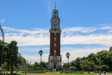 蓝天映衬下的历史建筑俯视图