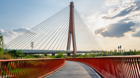 成都天府绿道锦城湖附近的绿道天桥