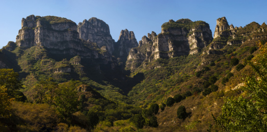 河北省易县境内的蚕姑坨山峦全景