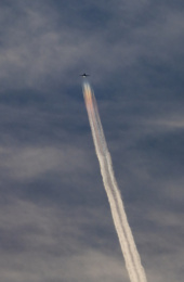 仰望蓝天里造型各异的飞机尾迹云