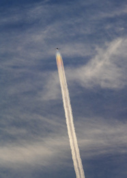 仰望蓝天里造型各异的飞机尾迹云