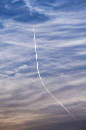 仰望蓝天里造型各异的飞机尾迹云