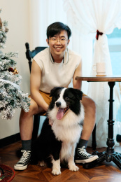 主人和狗狗在室内