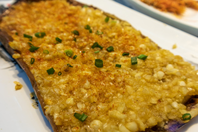 大排档餐桌上蒜蓉烤茄子美食