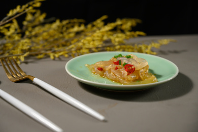 桌面上的盘子里的美味可口的凉拌海蜇