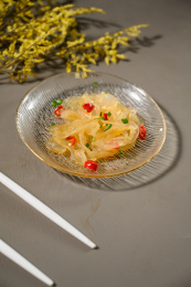 桌面上的盘子里的美味可口的凉拌海蜇