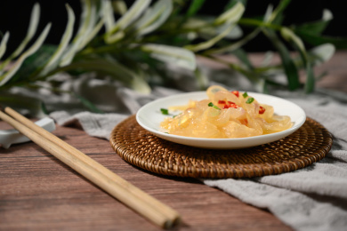 桌面上的盘子里的美味可口的凉拌海蜇