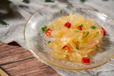 桌面上的盘子里的美味可口的凉拌海蜇