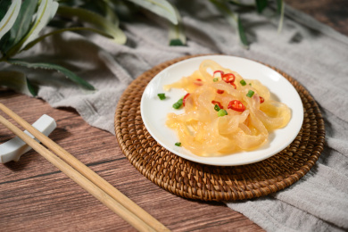 桌面上的盘子里的美味可口的凉拌海蜇