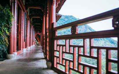 云雾中的江南悬空寺，建德大慈岩景区