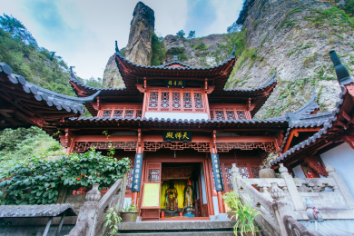云雾中的江南悬空寺，建德大慈岩景区