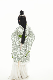 白色背景下穿着中国汉代服饰的女人