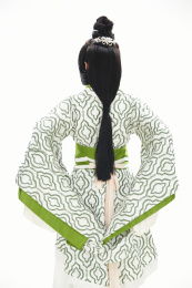 白色背景下穿着中国汉代服饰的女人