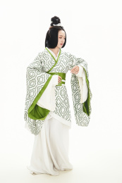 白色背景下穿着中国汉代服饰的女人