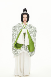 白色背景下穿着中国汉代服饰的女人