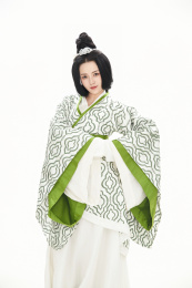 白色背景下穿着中国汉代服饰的女人