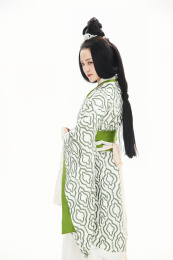 白色背景下穿着中国汉代服饰的女人