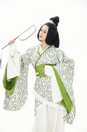 白色背景下穿着中国汉代服饰的女人