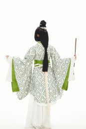 白色背景下穿着中国汉代服饰的女人