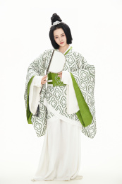白色背景下穿着中国汉代服饰的女人