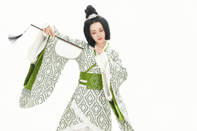 白色背景下穿着中国汉代服饰的女人