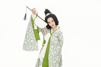 白色背景下穿着中国汉代服饰的女人