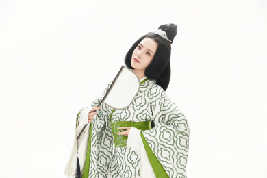白色背景下穿着中国汉代服饰的女人