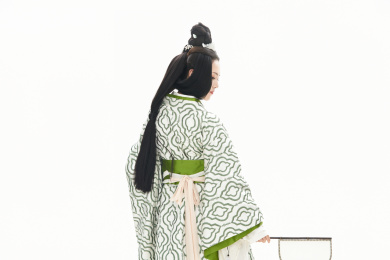 白色背景下穿着中国汉代服饰的女人