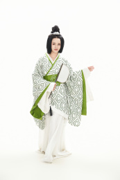 白色背景下穿着中国汉代服饰的女人