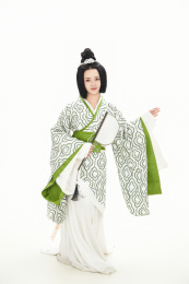 白色背景下穿着中国汉代服饰的女人