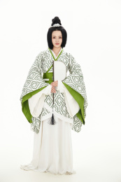 白色背景下穿着中国汉代服饰的女人