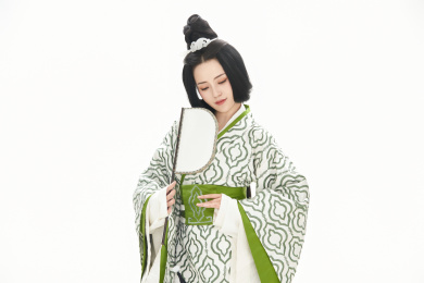 白色背景下穿着中国汉代服饰的女性