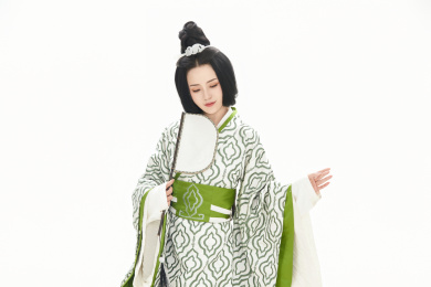 白色背景下穿着中国汉代服饰的女性