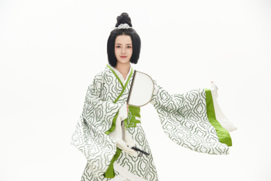 白色背景下穿着中国唐朝服饰的女性