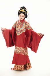 白色背景下穿着中国明朝明制汉服服饰的女性