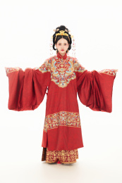 白色背景下穿着中国明朝明制汉服服饰的女性