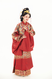 白色背景下穿着中国明朝明制汉服服饰的女性