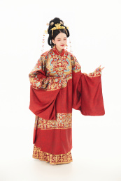 白色背景下穿着中国明朝明制汉服服饰的女性