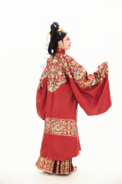 白色背景下穿着中国明朝明制汉服服饰的女性
