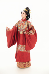 白色背景下穿着中国明朝明制汉服服饰的女性