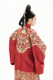 白色背景下穿着中国明朝明制汉服服饰的女性