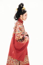 白色背景下穿着中国明朝明制汉服服饰的女性