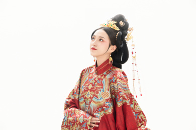 白色背景下穿着中国明朝明制汉服服饰的女性