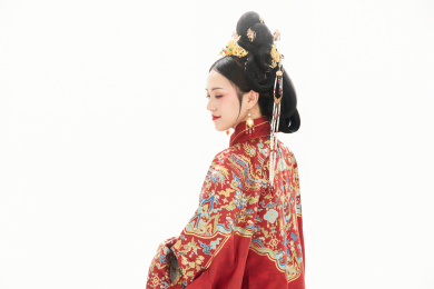 白色背景下穿着中国明朝明制汉服服饰的女性