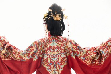 白色背景下穿着中国明朝明制汉服服饰的女性