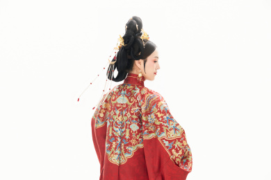白色背景下穿着中国明朝明制汉服服饰的女性