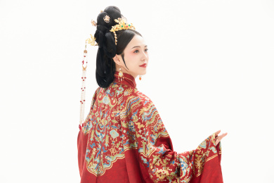 白色背景下穿着中国明朝明制汉服服饰的女性